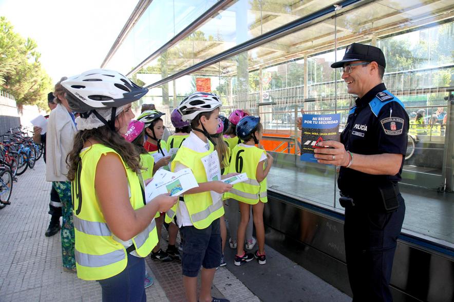Lectura del Manifiesto y Actividades de la Semana de la Movilidad -  Los  monitores con los participantes.  