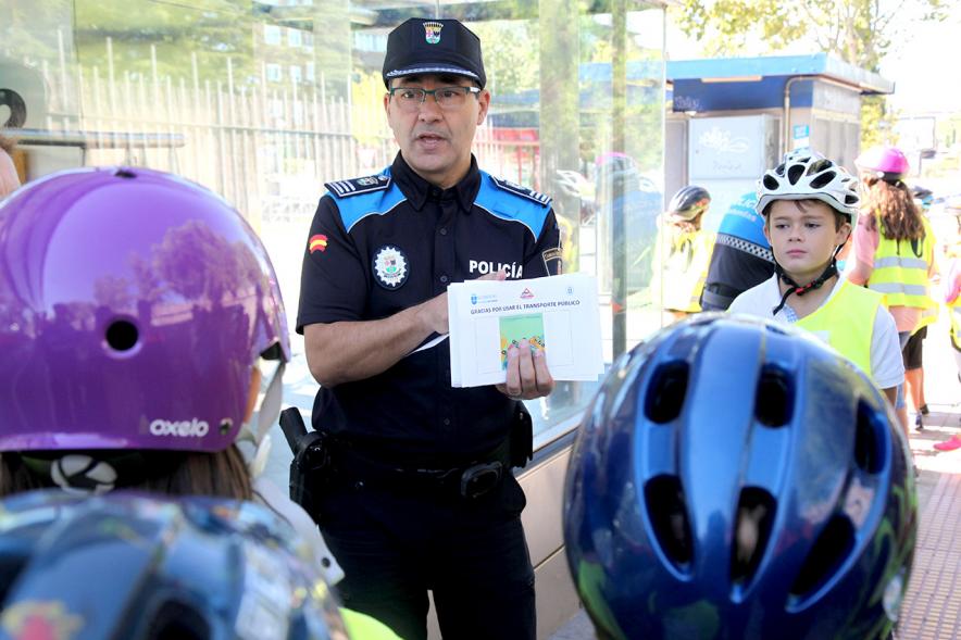 Lectura del Manifiesto y Actividades de la Semana de la Movilidad -  Un policía con los participantes.  
