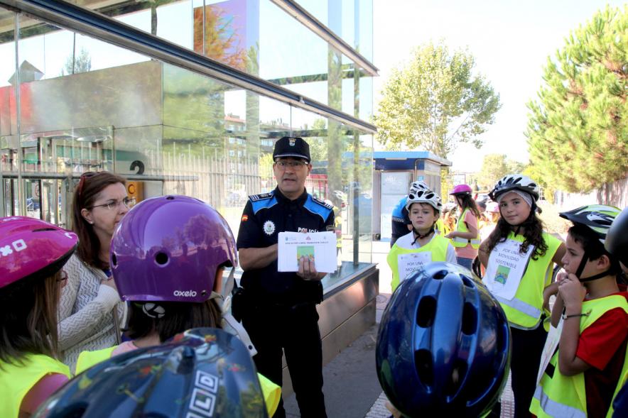 Lectura del Manifiesto y Actividades de la Semana de la Movilidad -  Un policia con los participantes.  