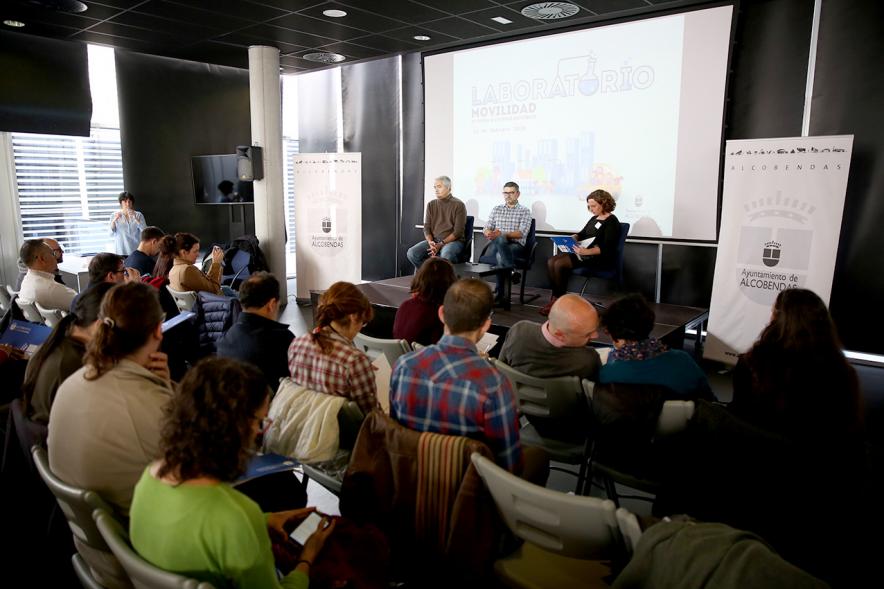 Concejal Ana Sotos Montalvo , autoridades y participantes a la Jornadas de Laboratorio de Movilidad en Torno a los Centros Escolares 2020