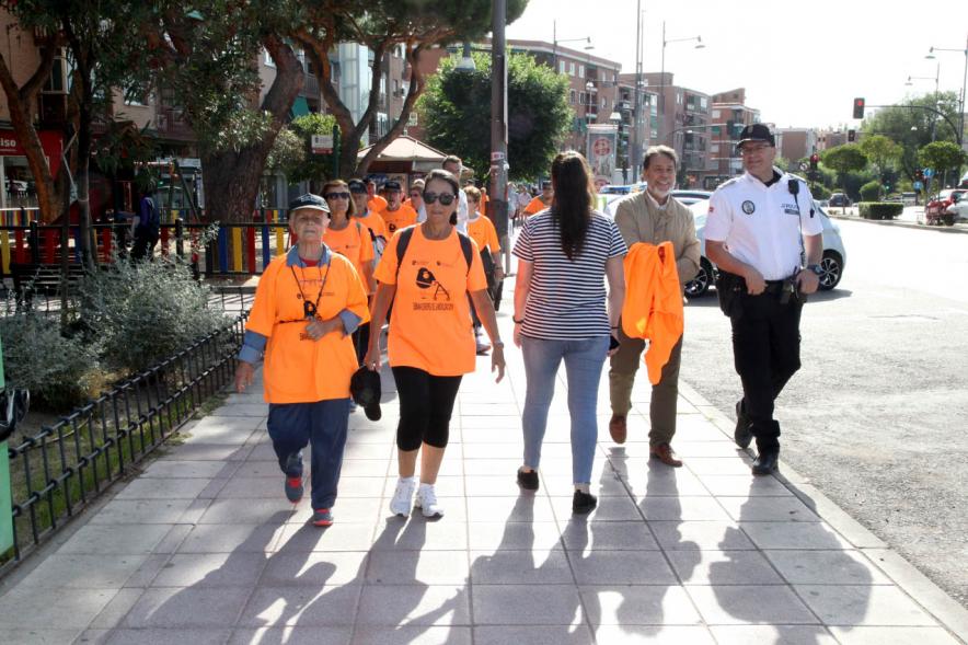 Semana de la Movilidad - Itinerario Saludable de Mayores - Imagen de varios participantes acompañados de la policía.
