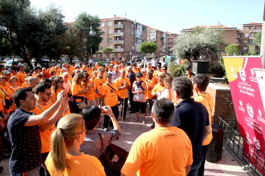 Semana de la Movilidad - Itinerario Saludable de Mayores - Panorámica de los participantes junto a los presentadores del acto.