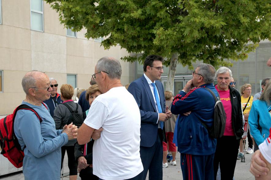 Semana de la Movilidad - Itinerario Saludable de Mayores - Imagen del vice alcalde Arranz, dialogando con varios deportistas.