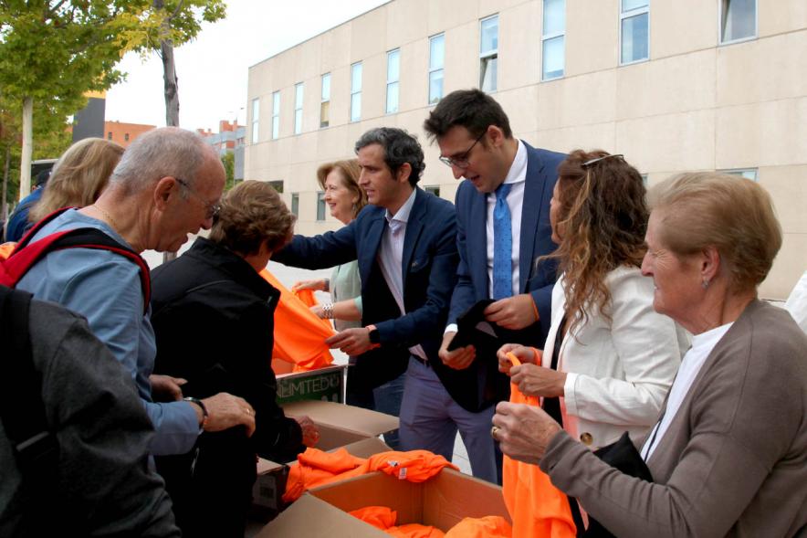 Semana de la Movilidad - Itinerario Saludable de Mayores - Imagen de la corporación municipal repartiendo las camisetas.
