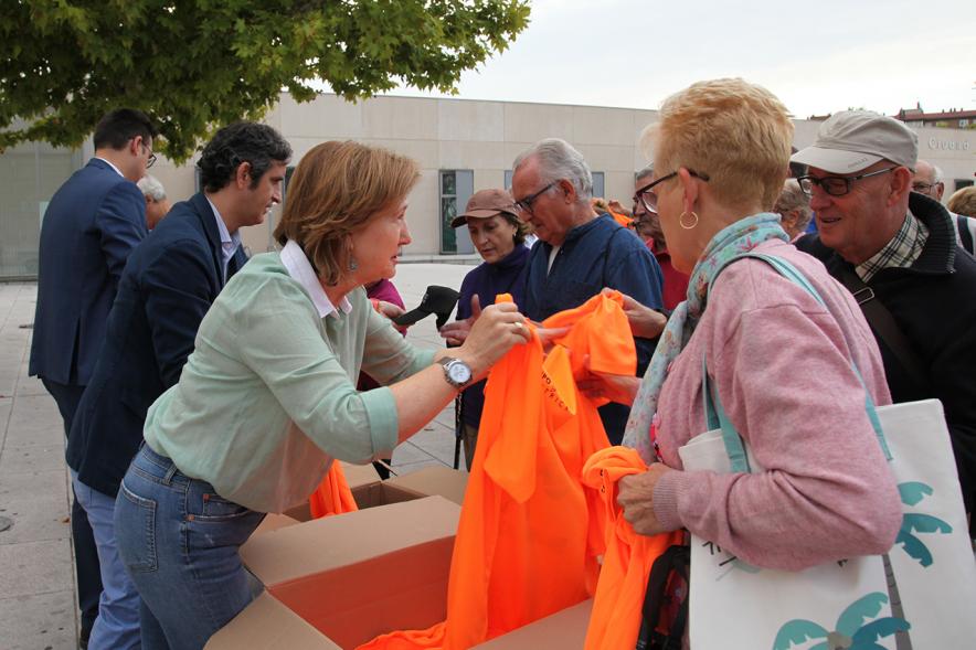 Semana de la Movilidad - Itinerario Saludable de Mayores - Imagen de varios miembros de la corporación municipal repartiendo las camisetas a los participantes.