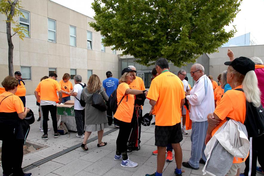 Semana de la Movilidad - Itinerario Saludable de Mayores -  Imagen de miembros de la corporación municipal repartiendo las camisetas a los participantes.
