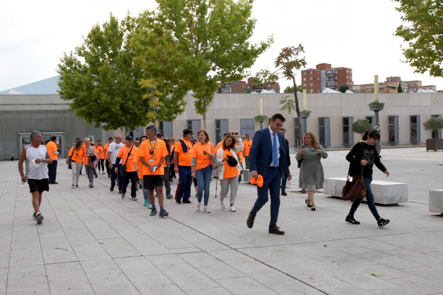 Semana de la Movilidad - Itinerario Saludable de Mayores - Imagen del vice alcalde Miguel Ángel Arranz junto al grupo de mayores durante el recorrido.  