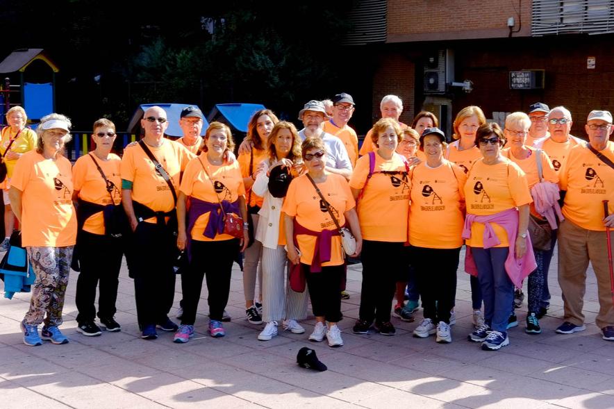 Semana de la Movilidad - Itinerario Saludable de Mayores - Posado de un numeroso grupo de mayores con  la camiseta del evento.