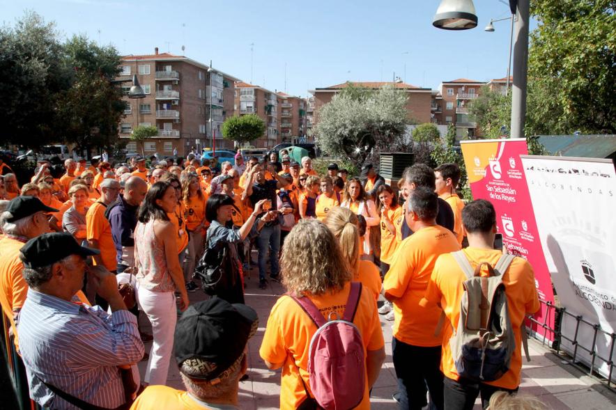 Semana de la Movilidad - Itinerario Saludable de Mayores - Imagen  de varias autoridades municipales junto a los numerosos participantes.