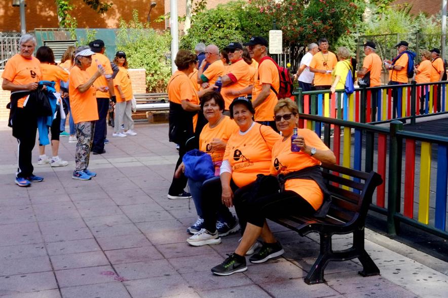 Semana de la Movilidad - Itinerario Saludable de Mayores - Imagen de un grupo de mayores participantes durante un descanso.