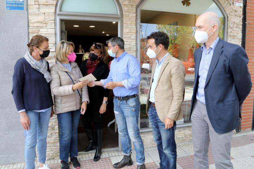 Alcalde Rafael Sánchez, haciendo entrega del premio al comerciante. 