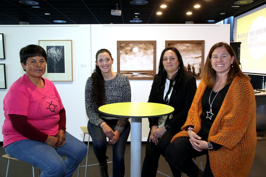 Charla "Mujeres que Abren Caminos...en el Mundo Profesional" - Imagen de cuatro ponentes sentadas.