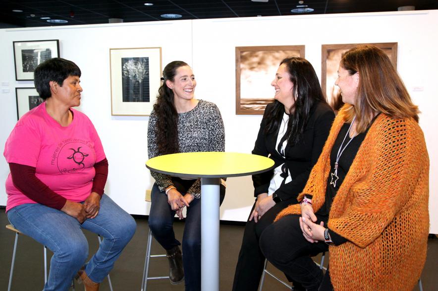 Charla "Mujeres que Abren Caminos...en el Mundo Profesional" - Imagen de las cuatro ponentes sentadas hablando.