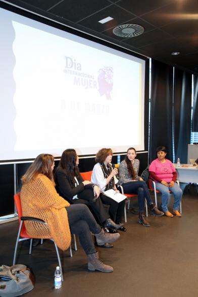 Charla "Mujeres que Abren Caminos...en el Mundo Profesional" - Imagen de la tertulia con  las ponentes y la presentadora.