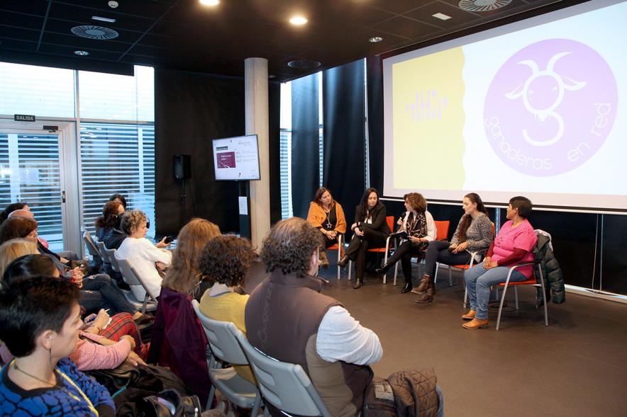 Charla "Mujeres que Abren Caminos...en el Mundo Profesional" -  Imagen lateral del grupo de ponentes y el resto del público.