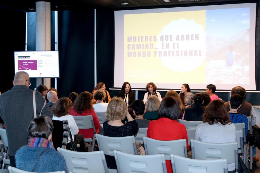 Charla "Mujeres que Abren Caminos...en el Mundo Profesional" -  Imagen central del grupo de ponentes y el resto del público.
