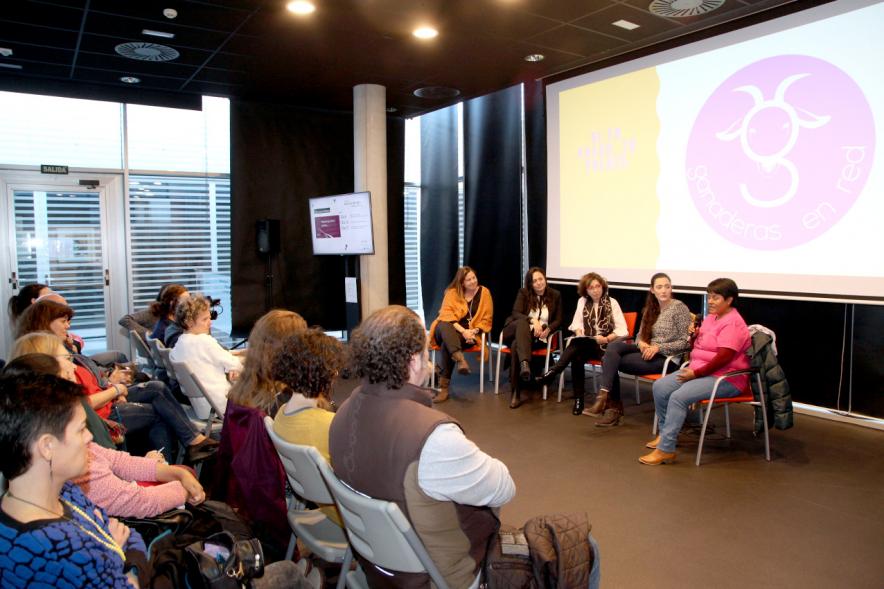 Charla "Mujeres que Abren Caminos...en el Mundo Profesional" - Imagen lateral del grupo de ponentes y el resto del público.