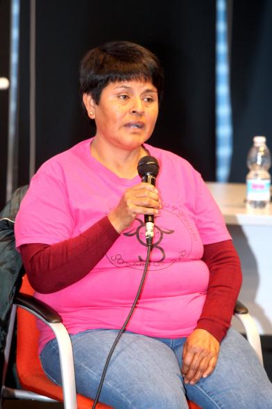Charla "Mujeres que Abren Caminos...en el Mundo Profesional" - Primer plano de una de las ponentes.