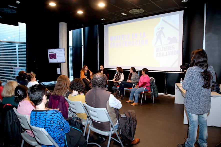 Charla "Mujeres que Abren Caminos...en el Mundo Profesional" -  Imagen lateral del grupo de ponentes y el resto del público.