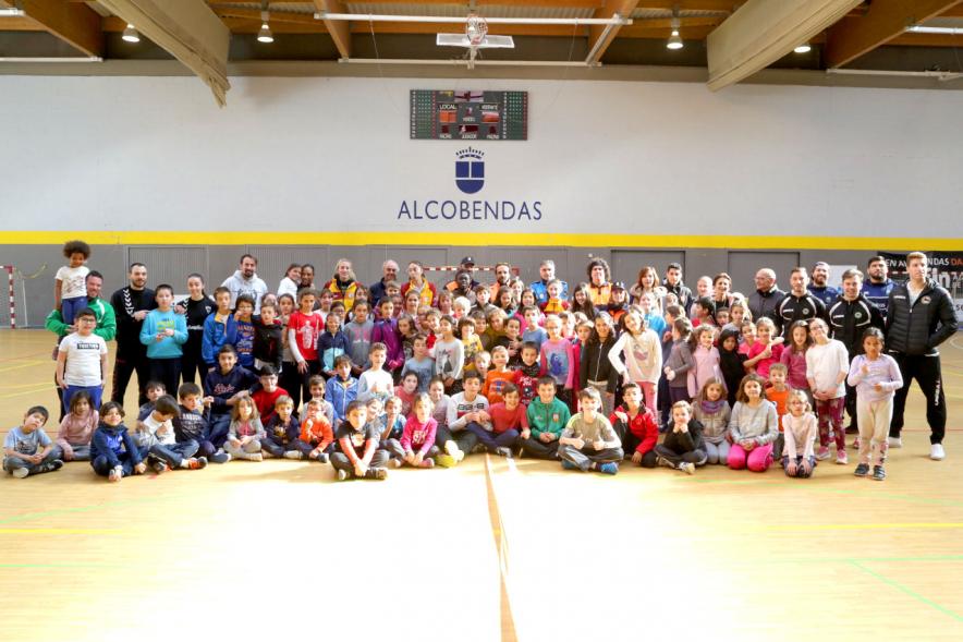 Día Multideportivo por la Integración y la Conciliación - Posado grupal de todos los participantes.