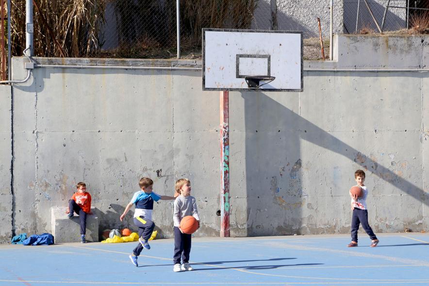 Día Multideportivo por la Integración y la Conciliación - Niños jugando a la canasta.