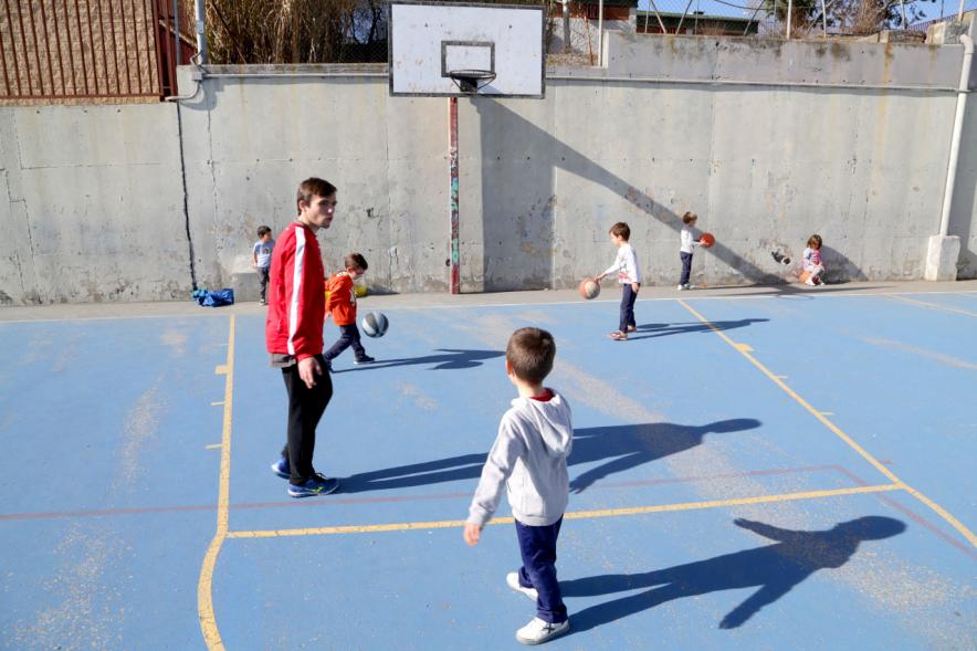 Día Multideportivo por la Integración y la Conciliación - Niños jugando al baloncesto.