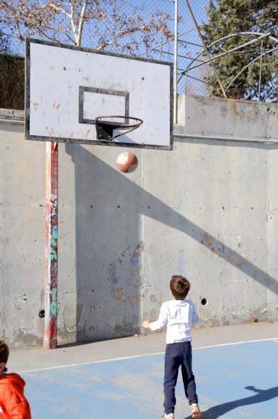 Día Multideportivo por la Integración y la Conciliación - Niños jugando al baloncesto.