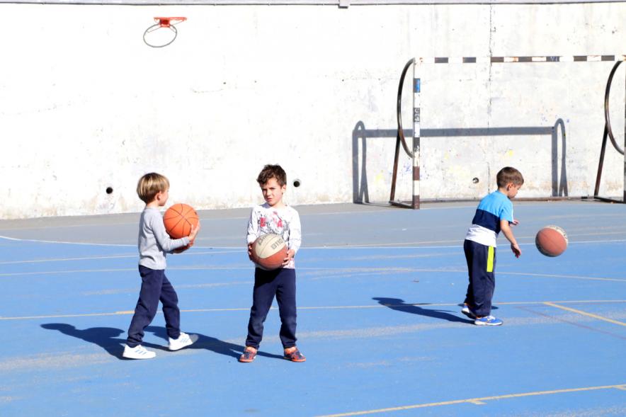 Día Multideportivo por la Integración y la Conciliación -Varios niños jugando al baloncesto. 
