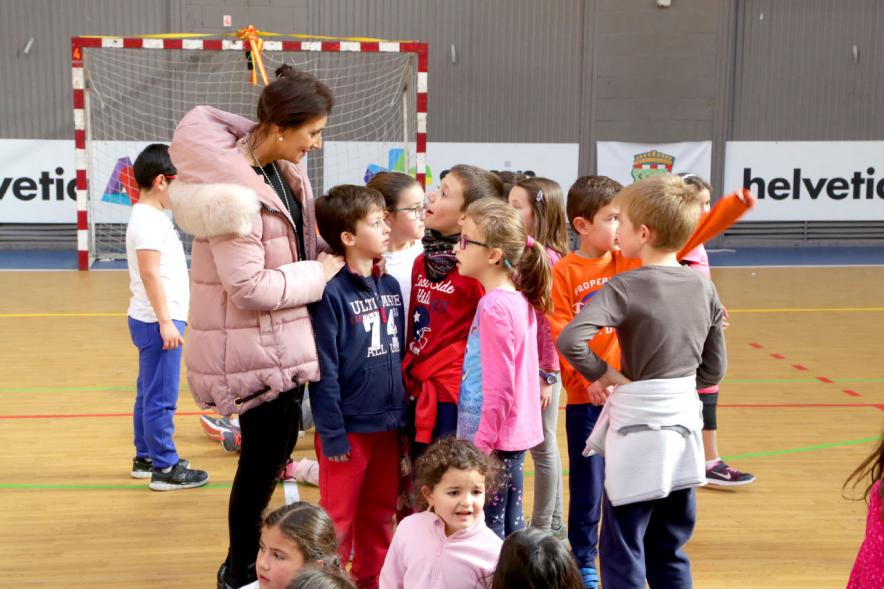 Día Multideportivo por la Integración y la Conciliación - Imagen de la concejal con los niños.