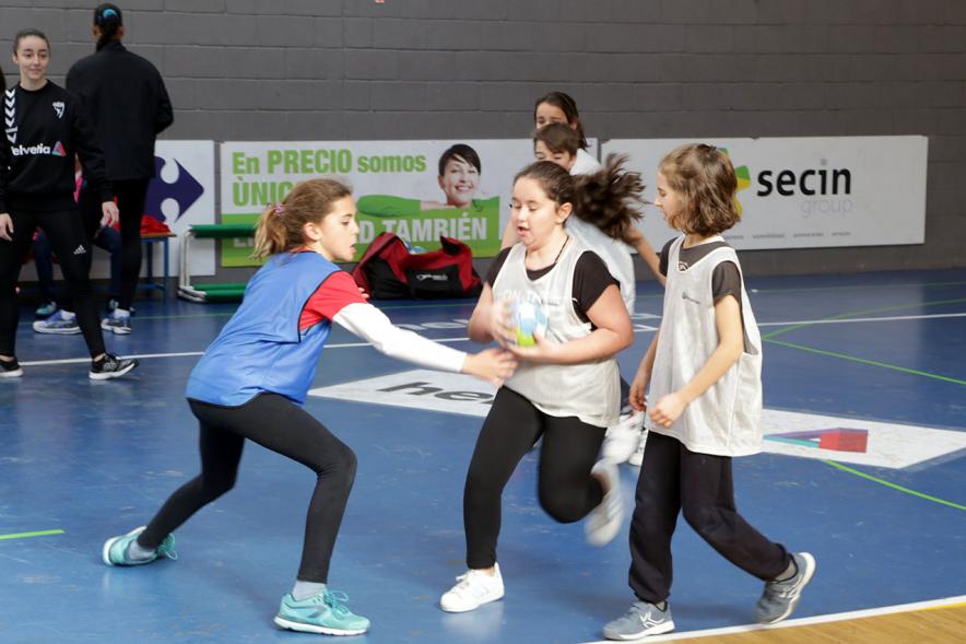 Día Multideportivo por la Integración y la Conciliación - Varios niñas jugando al balonmano.