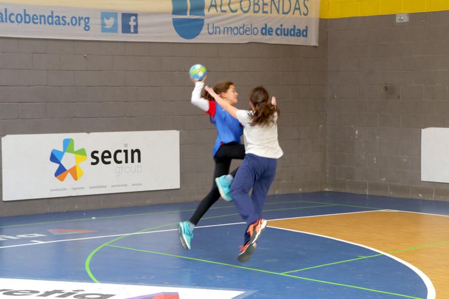 Día Multideportivo por la Integración y la Conciliación - Imagen de dos niñas jugando al balonmano.