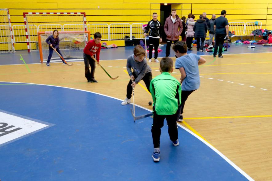 Día Multideportivo por la Integración y la Conciliación - Grupo de niños jugando al jockey.