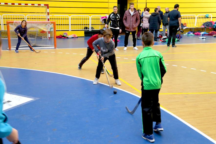 Día Multideportivo por la Integración y la Conciliación -  Grupo de niños jugando al jockey.