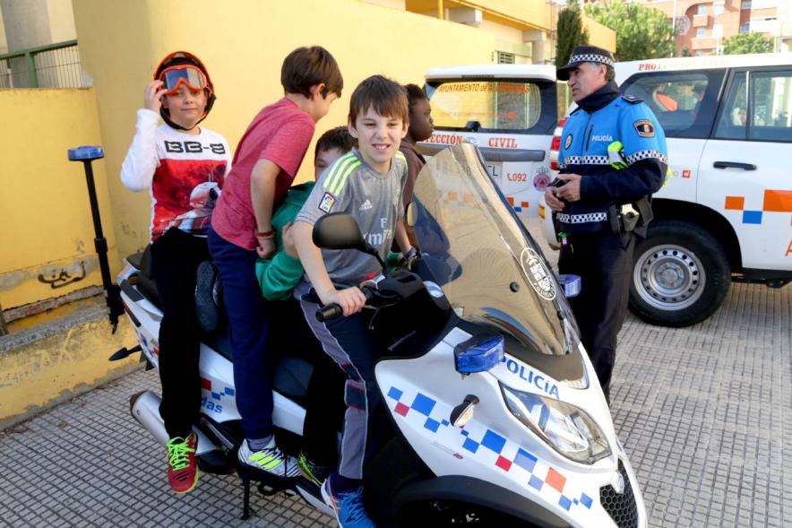 Día Multideportivo por la Integración y la Conciliación - Grupo de niños sobre la  de la  policía.