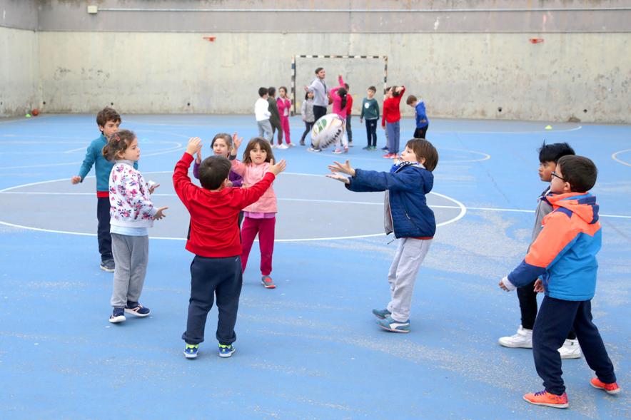 Día Multideportivo por la Integración y la Conciliación - Un grupo numeroso de niños jugando con un balón.
