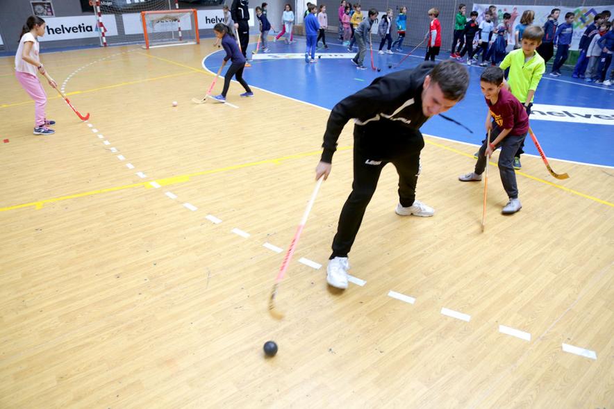 Día Multideportivo por la Integración y la Conciliación - Imagen del grupo de niños jugando al  hockey.