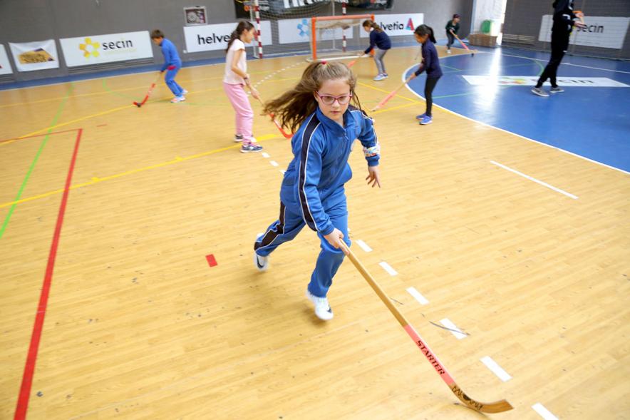 Día Multideportivo por la Integración y la Conciliación - Imagen en movimiento  de dos niños jugando al hockey.