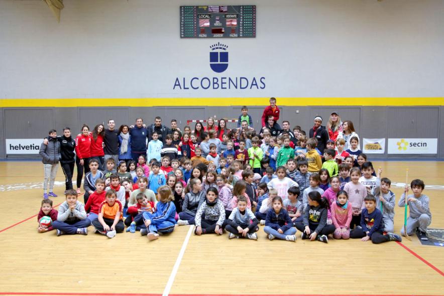 Día Multideportivo por la Integración y la Conciliación - Posado de todos los niños participantes con los monitores y organizadores. 