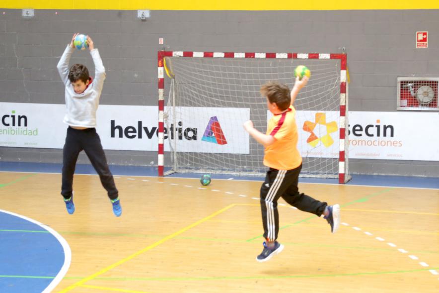 Día Multideportivo por la Integración y la Conciliación - Imagen en movimiento de dos niños jugando al vóley.