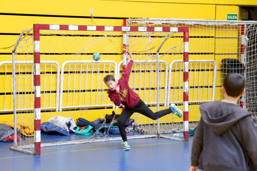 Día Multideportivo por la Integración y la Conciliación - Primer plano de  un niño  como portero de  balonmano.