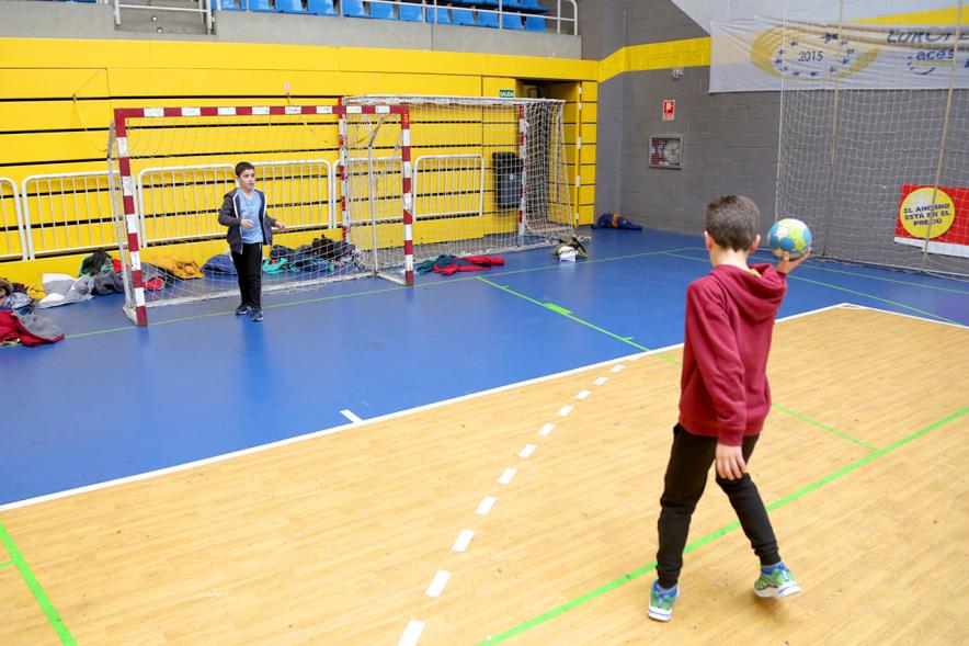 Día Multideportivo por la Integración y la Conciliación - Imagen de dos niños jugando al balonmano.