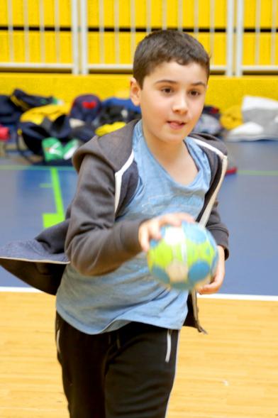 Día Multideportivo por la Integración y la Conciliación - Primer plano de un niño con un balón de vóley.