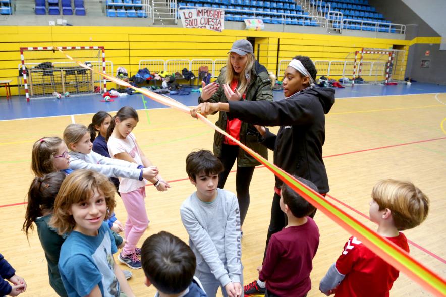 Día Multideportivo por la Integración y la Conciliación - Imagen de la preparación a jugar al vóley de los niños.