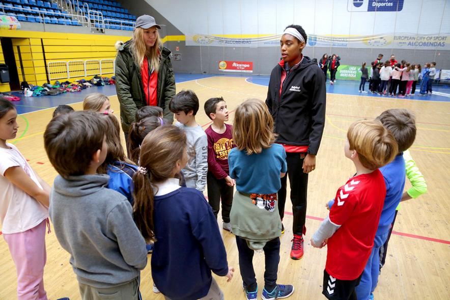 Día Multideportivo por la Integración y la Conciliación - Un grupo de niños recibe instrucciones de sus monitoras.