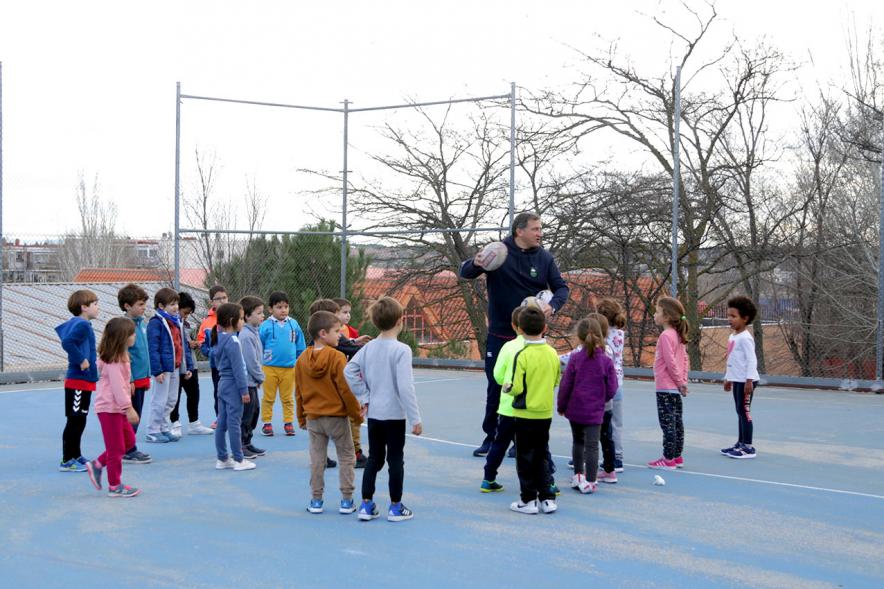 Día Multideportivo por la Integración y la Conciliación -  Imagen de los niños recibiendo instrucciones de un monitor.