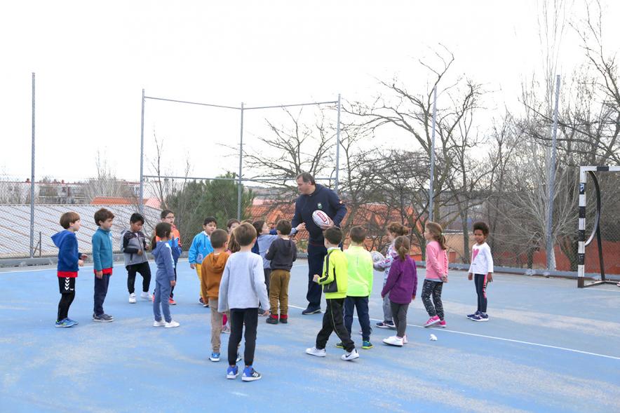 Día Multideportivo por la Integración y la Conciliación -  Imagen de los niños recibiendo instrucciones de un monitor.