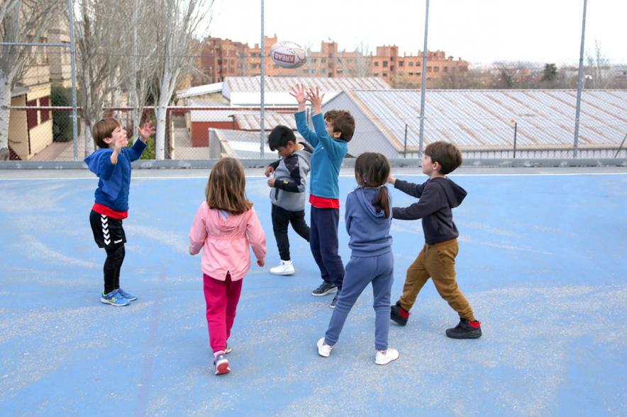 Día Multideportivo por la Integración y la Conciliación - Imagen de unos niños jugando al vóley.