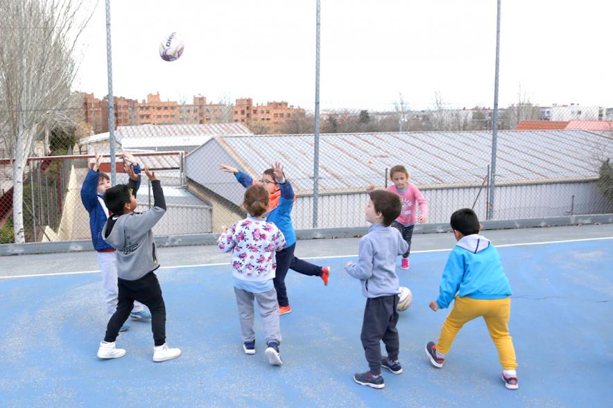 Día Multideportivo por la Integración y la Conciliación - Imagen de un grupo de niños jugando al balonmano en el exterior.