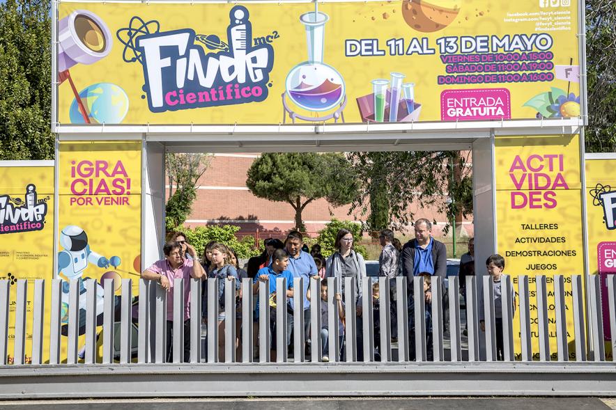 Finde Científico en MUNCYT -  Grupo de niños bajo el cartel del evento.
