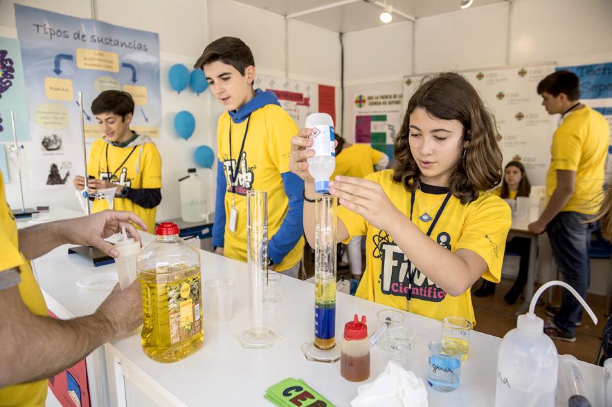 Finde Científico en MUNCYT - Grupo de jóvenes con sus experimentos.
